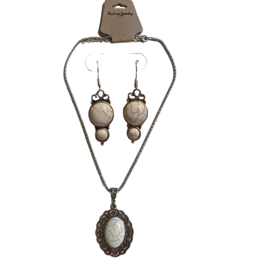 F͟R͟E͟E͟  Beautiful White Stone Necklace and Earring Set